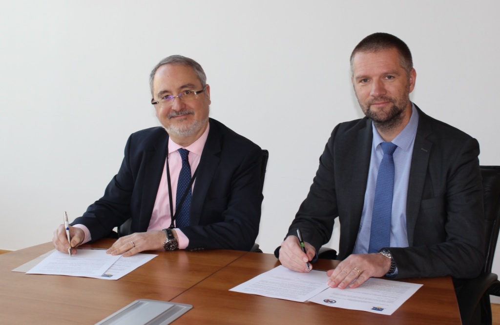 Guillaume Poupard, directeur général de l’ANSSI et Edouard Fernandez-Bollo, secrétaire général de l’ACPR, ont signé une lettre d’intention 